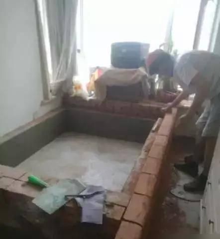 老公花500砖砌个榻榻米，网友热评：这不就是东北的热炕头吗？ - 家居知识