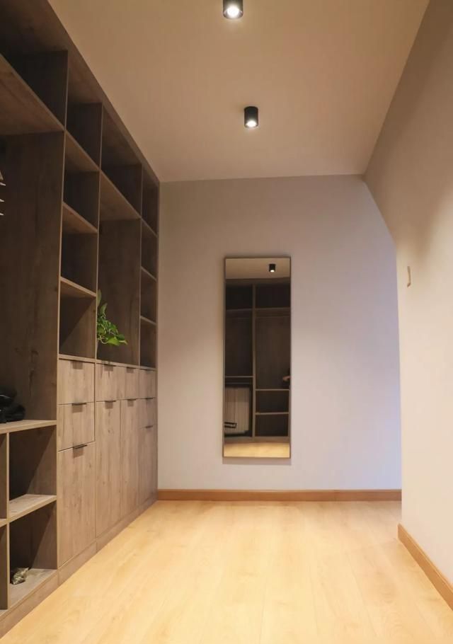 不走寻常路！玄关处做个衣帽间，餐边柜做“半边”，舒适大气 - 家居知识