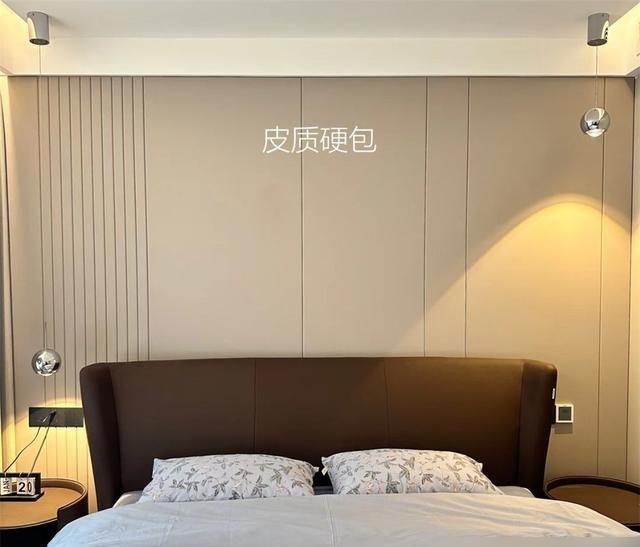 16㎡卧室太大怎么装修？“L形衣柜”一分为二，切出步入式衣帽间 - 家居知识