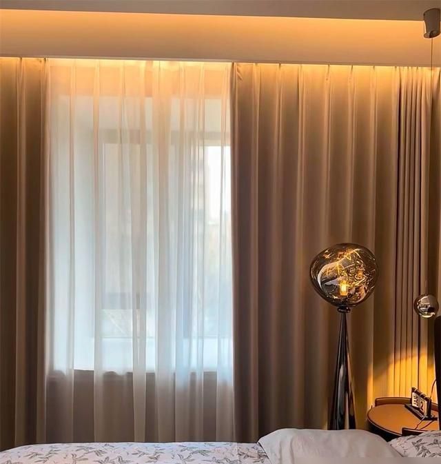 16㎡卧室太大怎么装修？“L形衣柜”一分为二，切出步入式衣帽间 - 家居知识