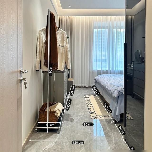 16㎡卧室太大怎么装修？“L形衣柜”一分为二，切出步入式衣帽间 - 家居知识