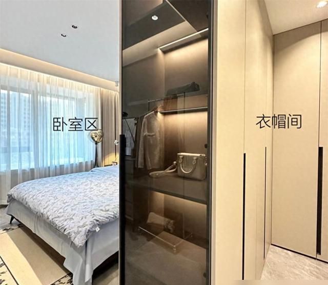 16㎡卧室太大怎么装修？“L形衣柜”一分为二，切出步入式衣帽间 - 家居知识
