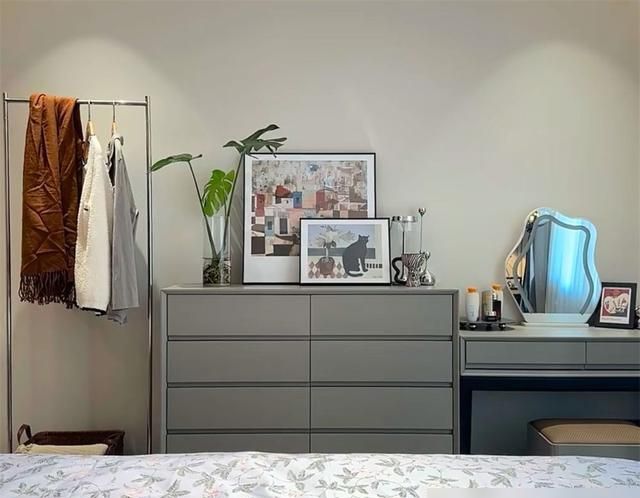 16㎡卧室太大怎么装修？“L形衣柜”一分为二，切出步入式衣帽间 - 家居知识