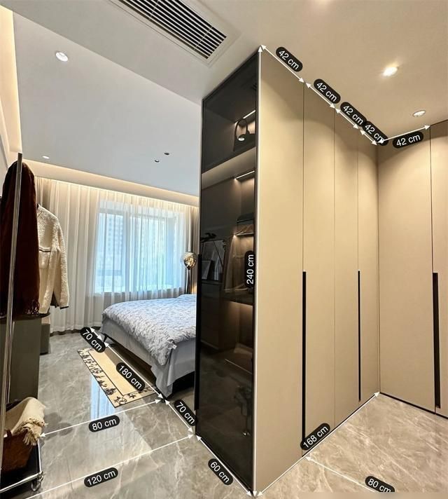 16㎡卧室太大怎么装修？“L形衣柜”一分为二，切出步入式衣帽间 - 家居知识