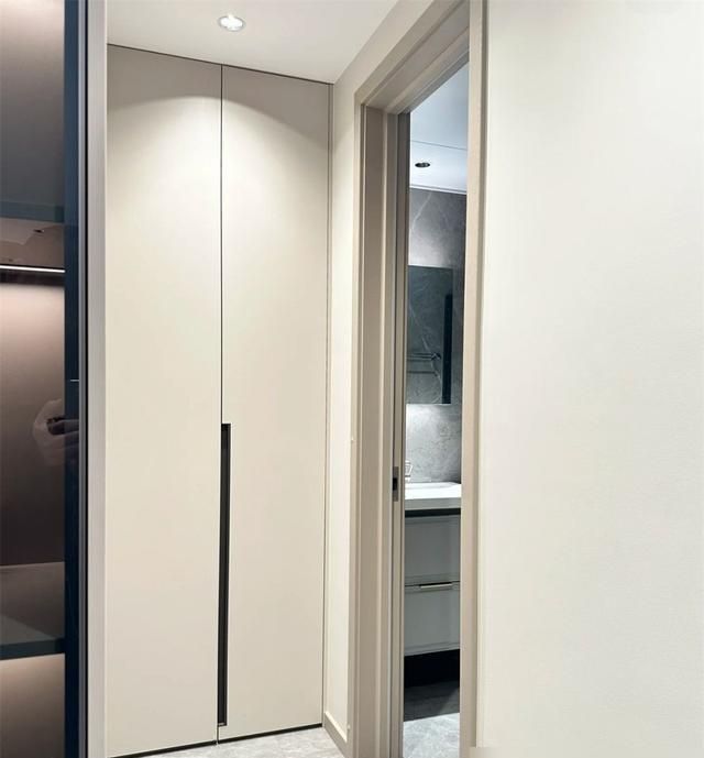 16㎡卧室太大怎么装修？“L形衣柜”一分为二，切出步入式衣帽间 - 家居知识