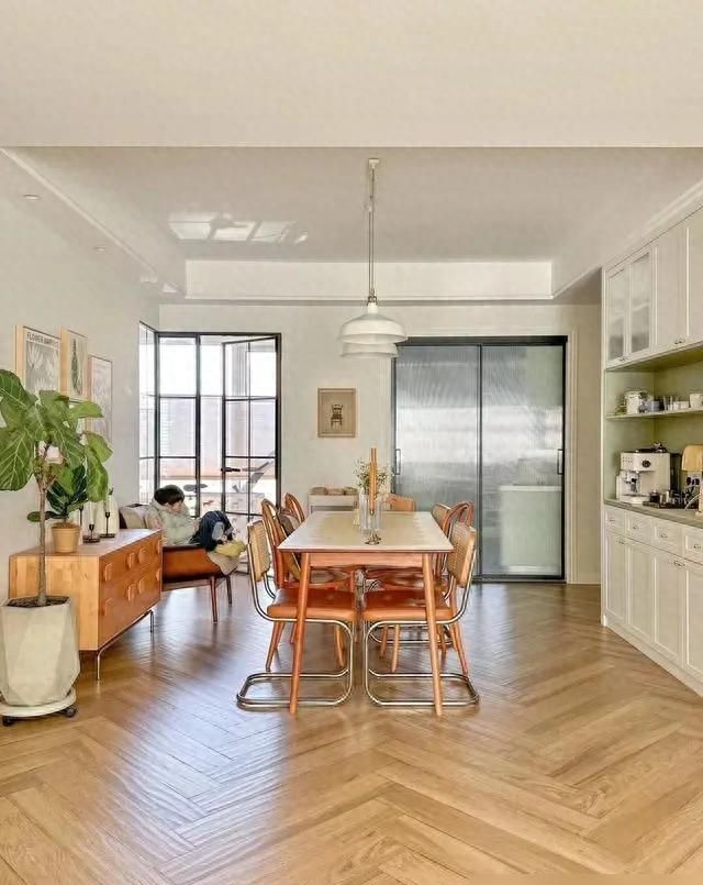 43岁浙江阿姨原木风新家走红，客厅家具成亮点