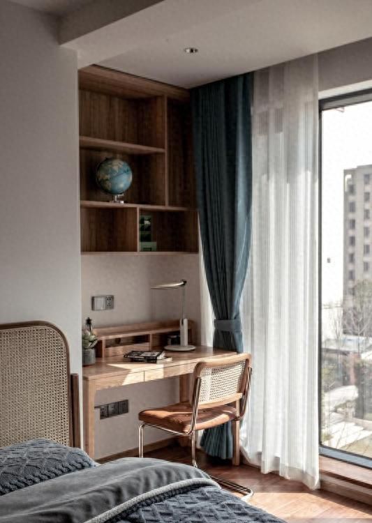 原木侘寂风客厅设计，打造幽静放松的家居空间