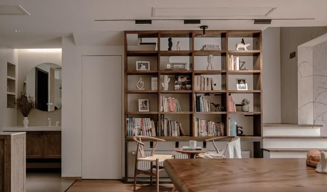 看完她家，发现去客厅设计是真的爽，加上原木侘寂风，幽静又放松 - 家居知识