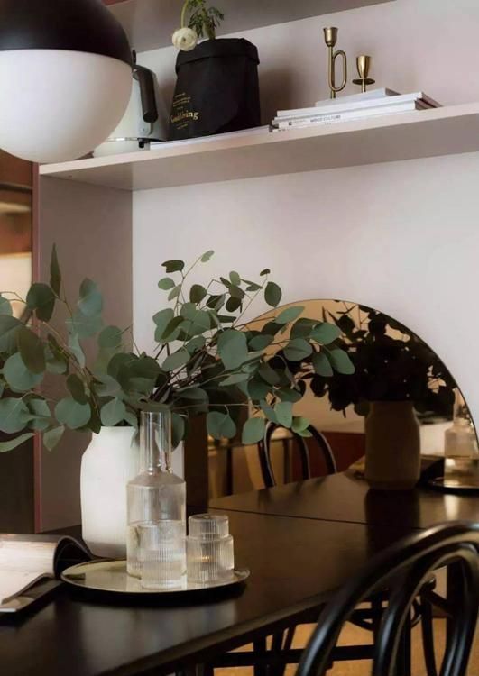 她家玄关放个柜子，酒柜、冰箱、大餐桌、吧台，全解决了！ - 家居知识