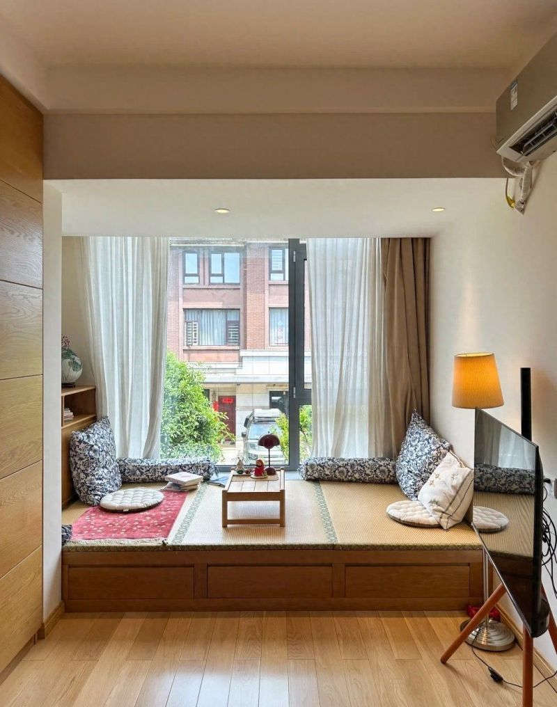 卧室阳台巧改榻榻米，一室两用，白天茶室夜晚客房