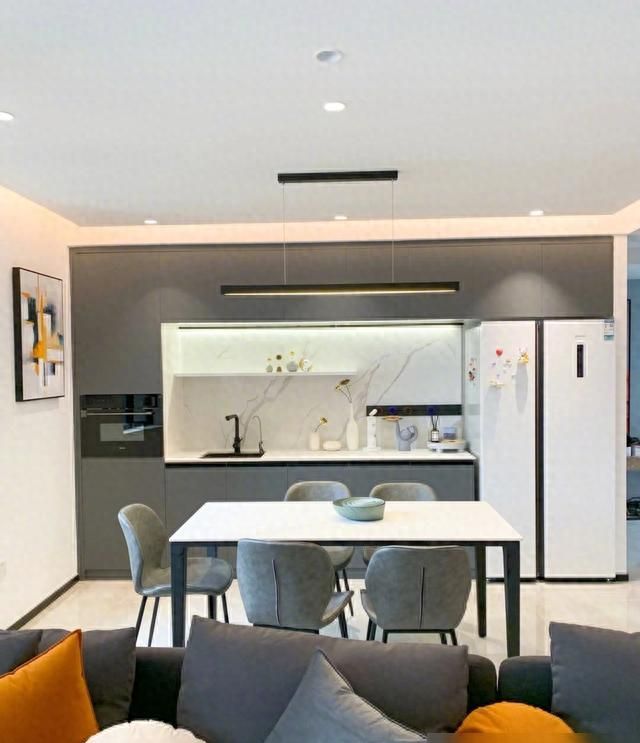 探访邻居现代轻奢新家，高级感十足的装修设计惊艳亮相