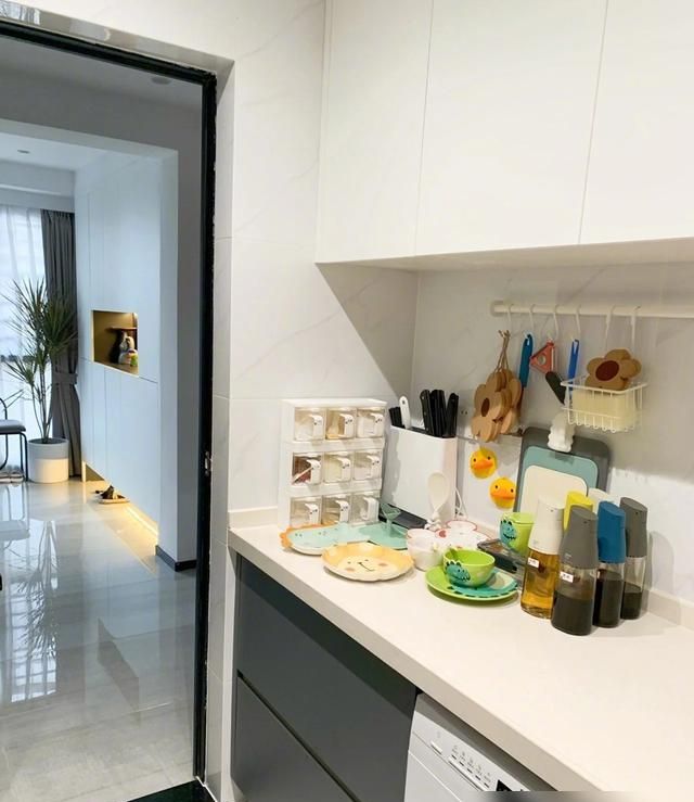 受邀参观了邻居的新家，现代轻奢风的装修设计，处处流露着高级感 - 家居知识