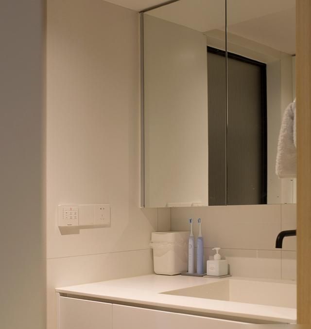 不装踢脚线，门窗套不要线条，看了她家，才知道极简原木风有多美 - 家居知识