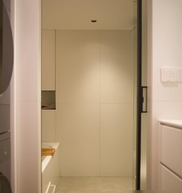 不装踢脚线，门窗套不要线条，看了她家，才知道极简原木风有多美 - 家居知识