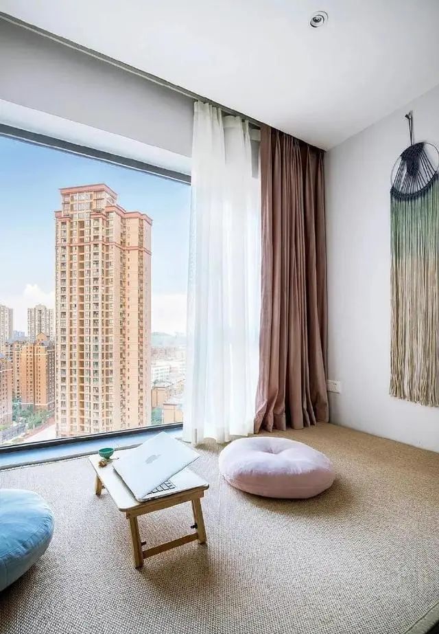 60㎡两居室小户型，阳台改榻榻米休闲区，次卧做书房，时尚又舒适 - 家居知识