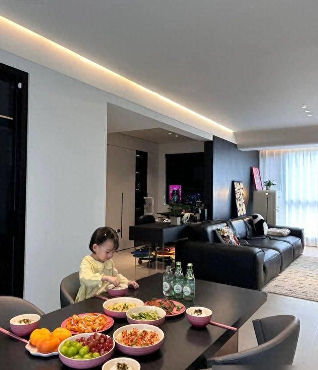 湖南夫妻135㎡极简之家，黑白演绎高级感