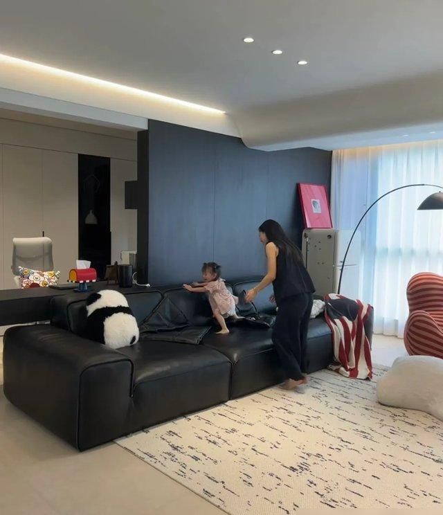 湖南一夫妻135㎡的家，坚持“极简”装修，黑白色调，高级感十足 - 家居知识