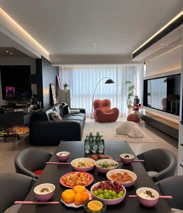 湖南一夫妻135㎡的家，坚持“极简”装修，黑白色调，高级感十足 - 家居知识