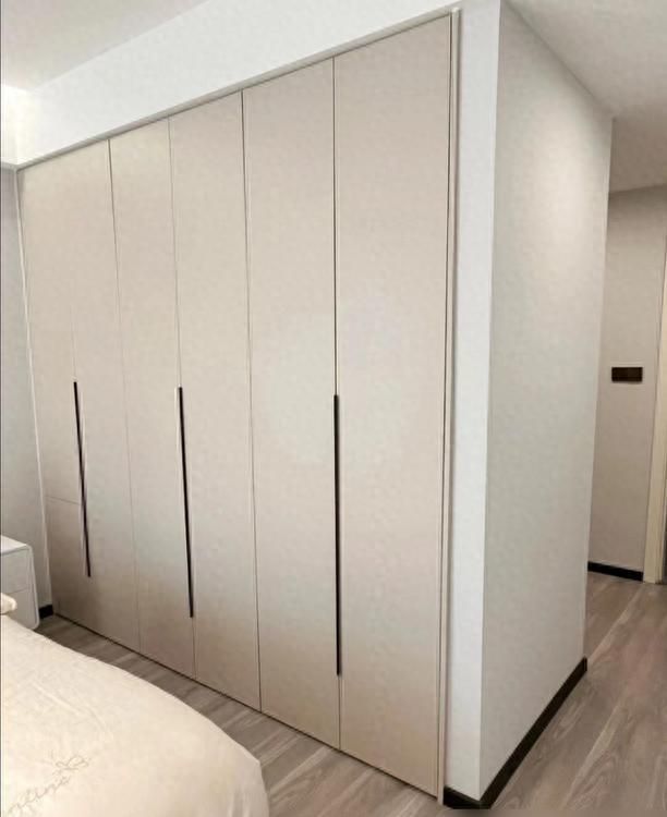 定制衣柜，高颜值外观与合理储物的完美结合