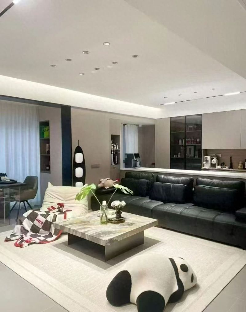 意式极简风住宅实景，低饱和配色与极简线条演绎高级感