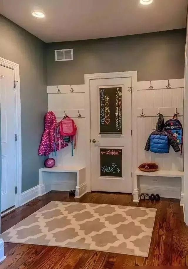 玄关空间够大，可以做个衣帽间，换鞋子换衣服都方便 - 家居知识