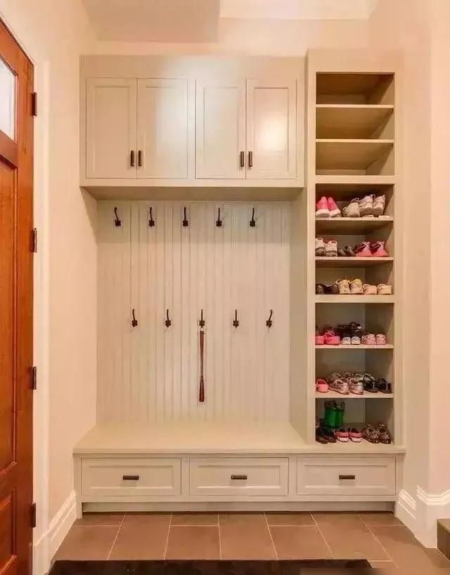 玄关空间够大，可以做个衣帽间，换鞋子换衣服都方便 - 家居知识