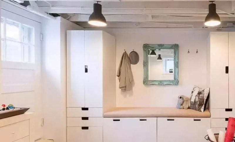 玄关空间够大，可以做个衣帽间，换鞋子换衣服都方便 - 家居知识