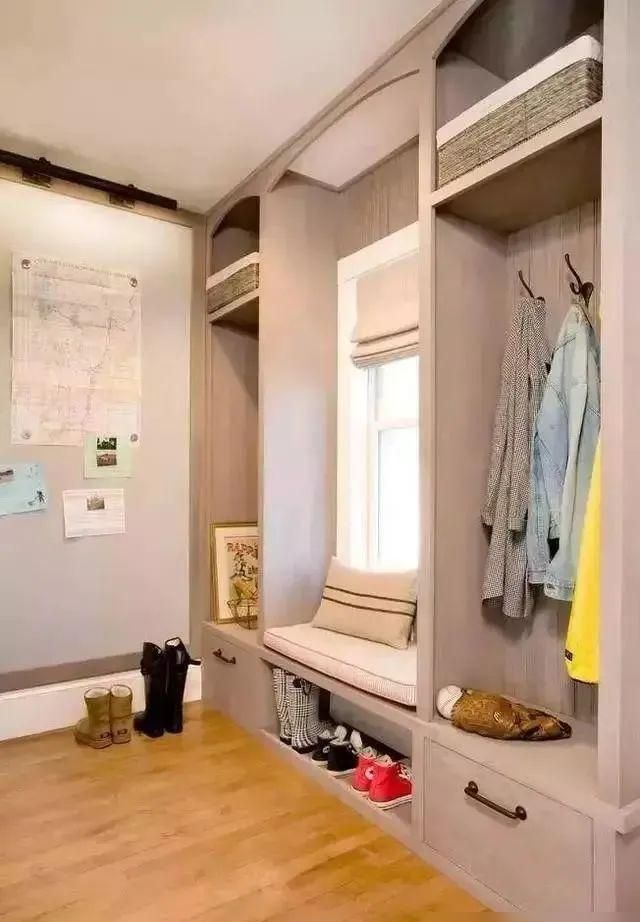 玄关空间够大，可以做个衣帽间，换鞋子换衣服都方便 - 家居知识