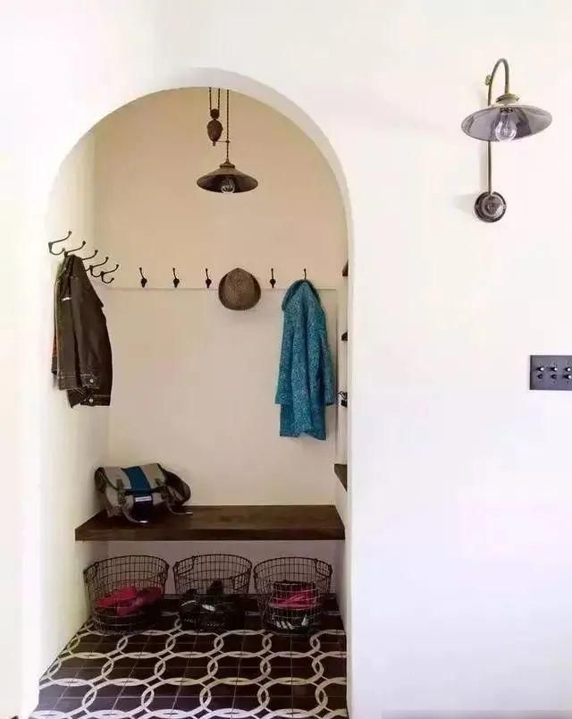 玄关空间够大，可以做个衣帽间，换鞋子换衣服都方便 - 家居知识