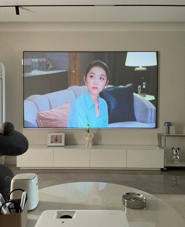 北京一户人家火了，坚持极简装修，全屋大白墙+无主灯，太实用了 - 家居知识