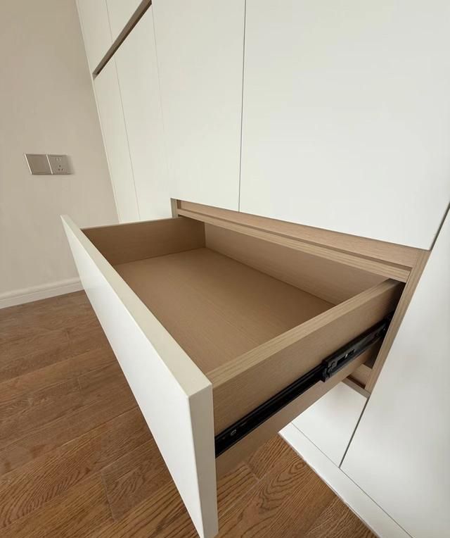 装步入式衣帽间怕尺寸错？避开这 4 个坑，衣服整齐不添堵 - 家居知识