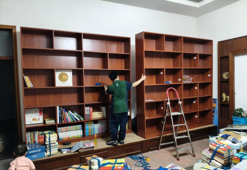 为孩子打造客厅满墙书柜第三步——安装 - 家居知识