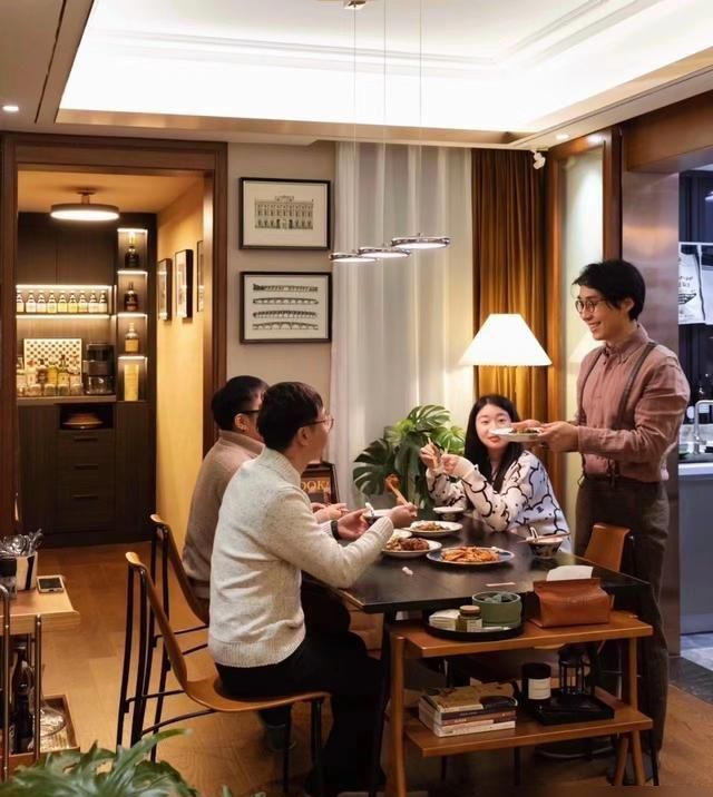 上海夫妇坚持极繁主义，把空无一物的家填成了杂货铺，高级感满满 - 家居知识