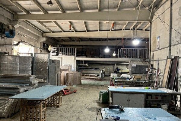 酒柜定制全攻略，品牌推荐与选购技巧