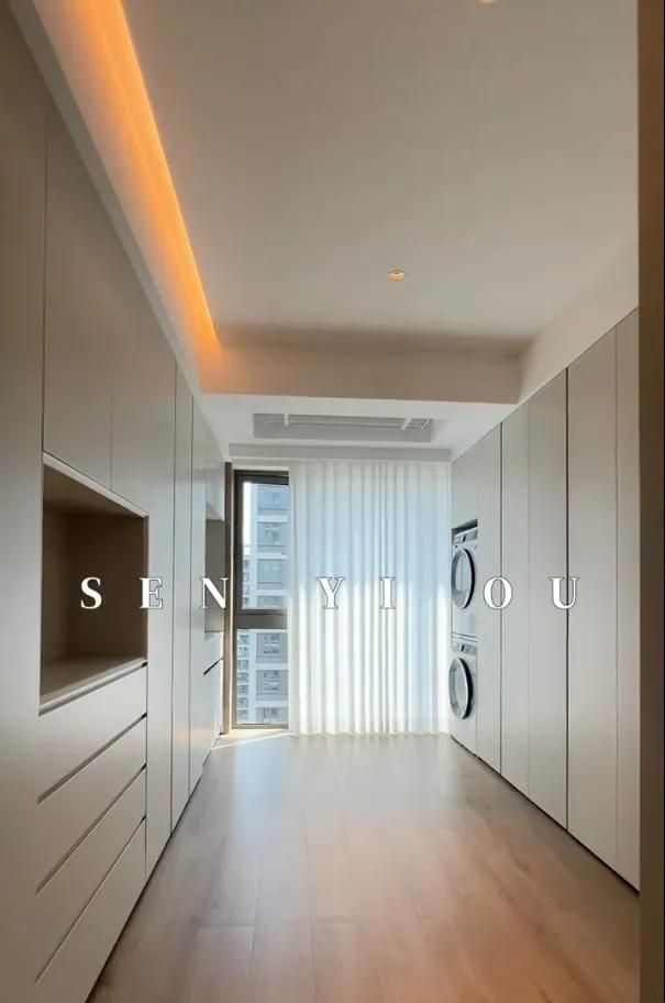 年轻人太会了！「洗烘机衣帽间一体化」设计，收纳力和颜值封神！ - 家居知识