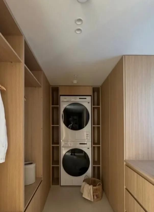 年轻人太会了！「洗烘机衣帽间一体化」设计，收纳力和颜值封神！ - 家居知识