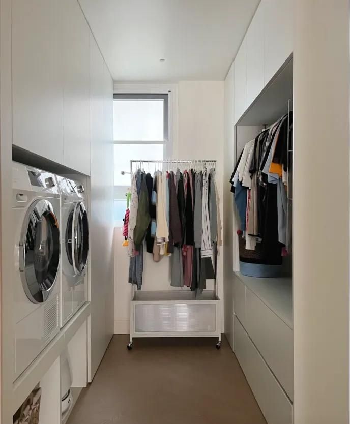 年轻人太会了！「洗烘机衣帽间一体化」设计，收纳力和颜值封神！ - 家居知识