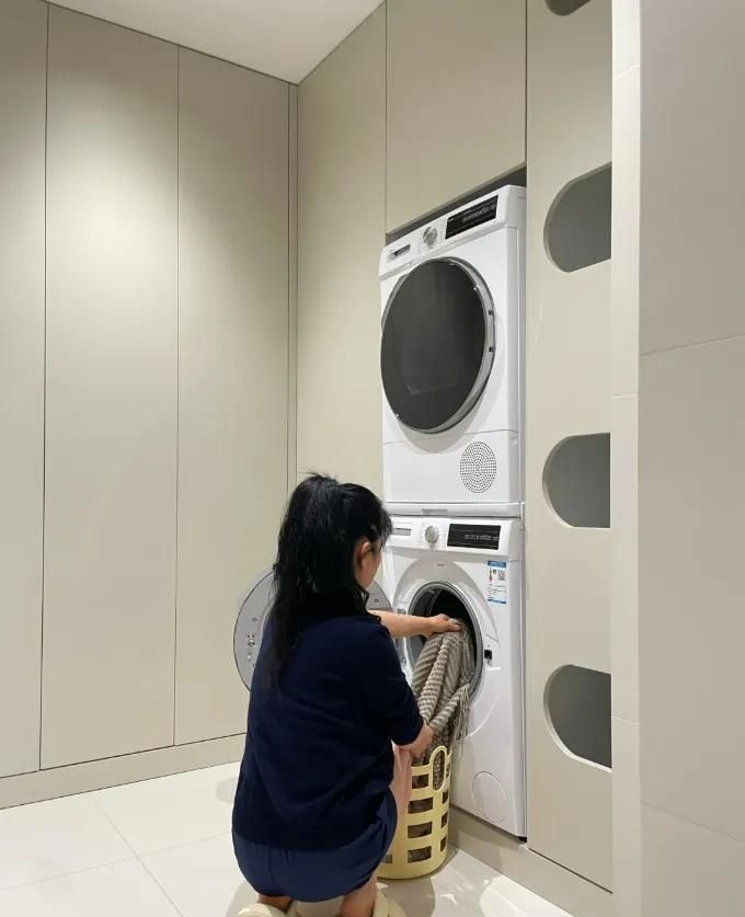 年轻人太会了！「洗烘机衣帽间一体化」设计，收纳力和颜值封神！ - 家居知识