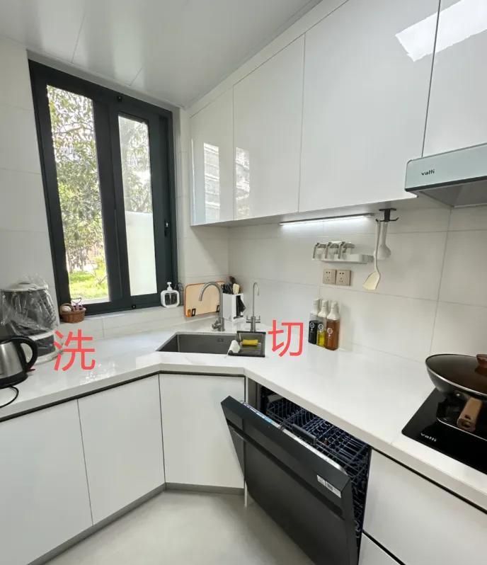 年轻人太会了！「洗烘机衣帽间一体化」设计，收纳力和颜值封神！ - 家居知识