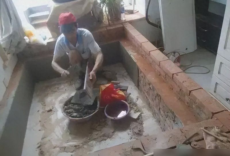 老公500块砖砌出榻榻米，网友笑称，东北热炕头既视感！