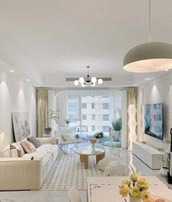 山东三口之家穷装走红，极简风全屋引热议