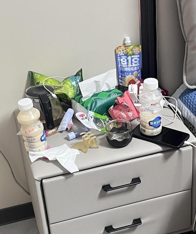 “床头柜”已逐渐退出中国家庭！看年轻人的新式做法，高级还实用 - 家居知识