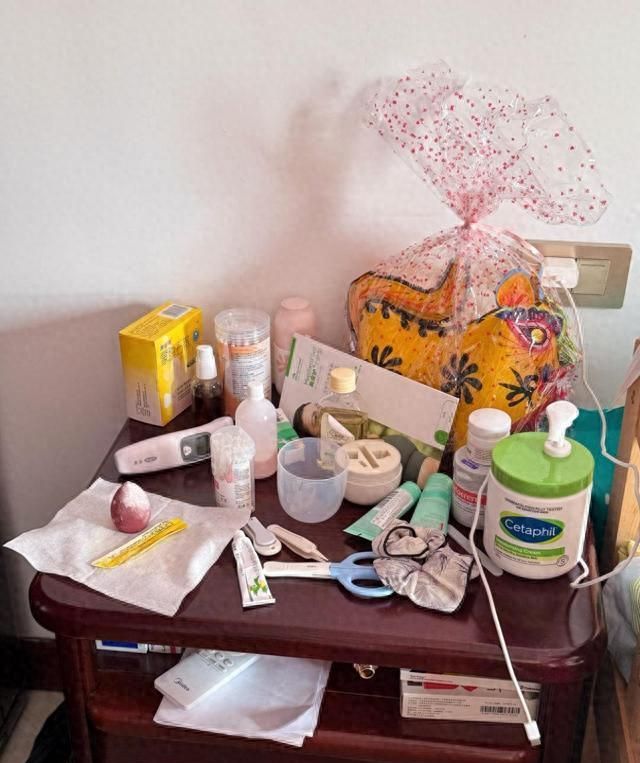 年轻人抛弃床头柜？这些新式做法更高级实用