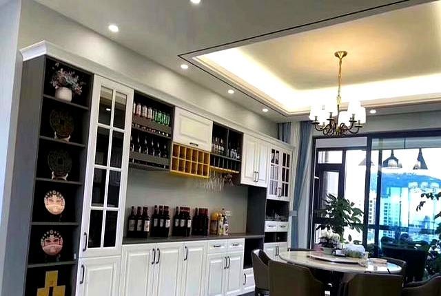 入住后才知道，餐边酒柜装成这样，花的全是冤枉钱还难打扫 - 家居知识