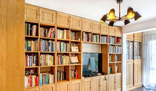 想在客厅设计书柜，其实不一定非要舍弃电视，这几种方式可以参考 - 家居知识