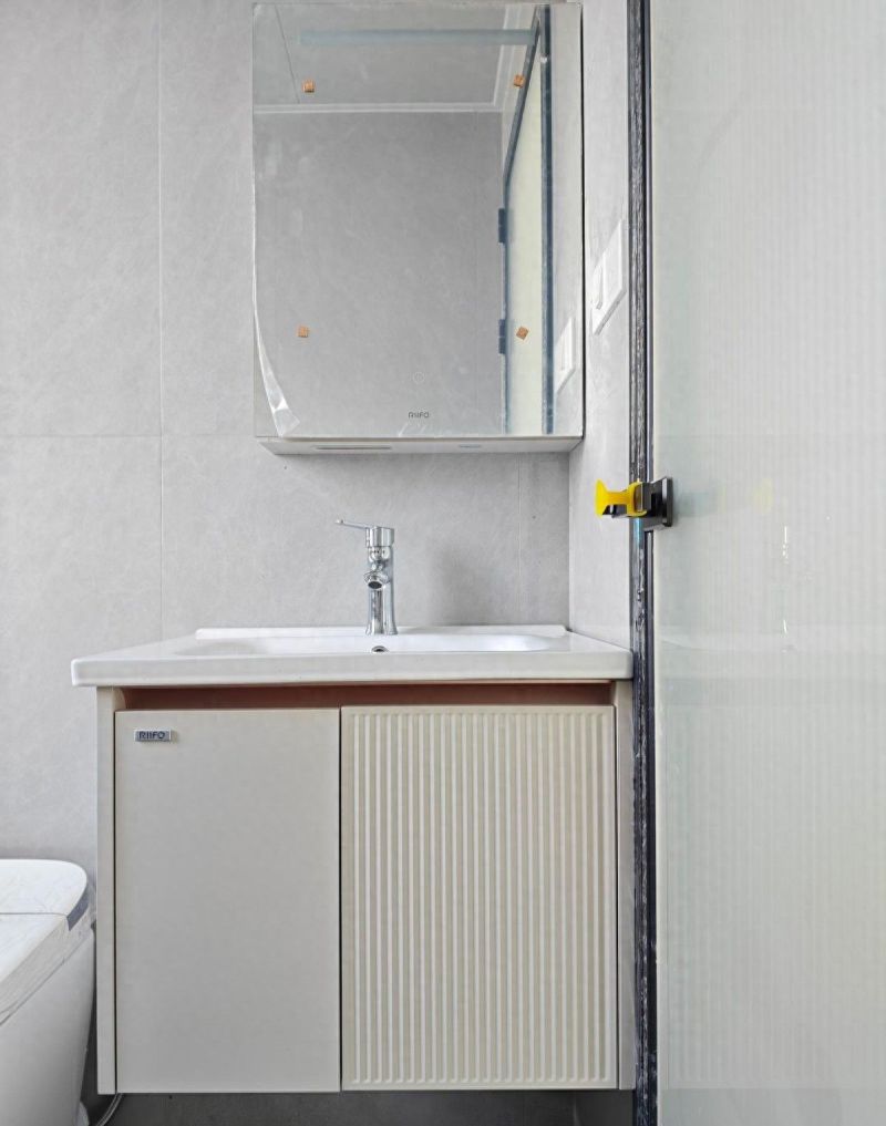 金钢木VS实木浴室柜，真实用户实测对比，谁更胜一筹？