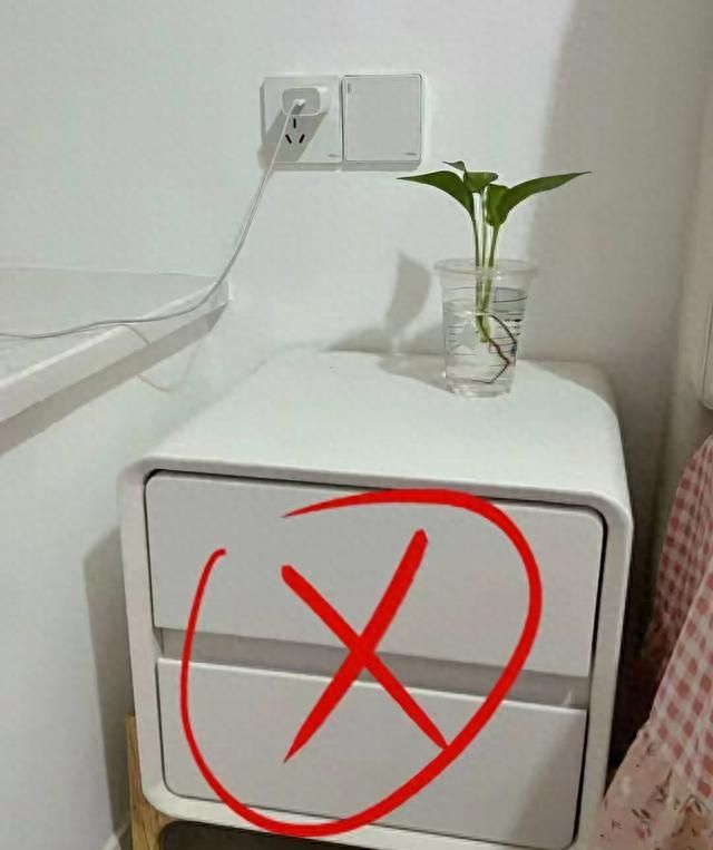 告别传统床头柜！现在流行这样布置卧室，既美观又省钱