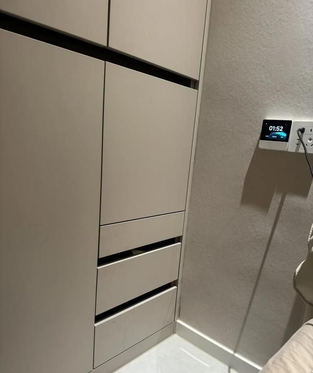 “床头柜”逐渐退出中国家庭，现在流行这样做，美观又省钱 - 家居知识