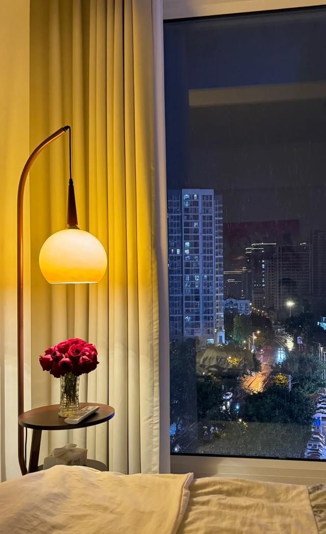 “床头柜”逐渐退出中国家庭，现在流行这样做，美观又省钱 - 家居知识