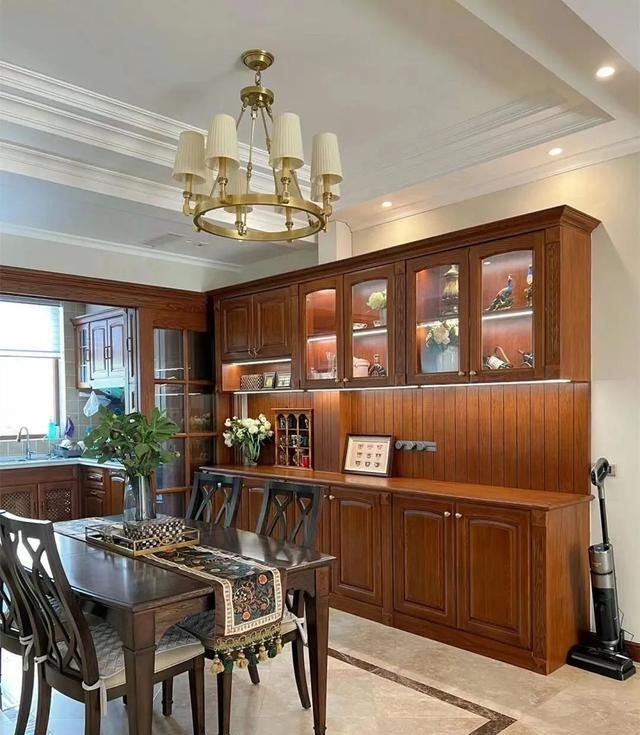 一阿姨晒出135平的家，装修那叫一个简约大气，太有品位了 - 家居知识